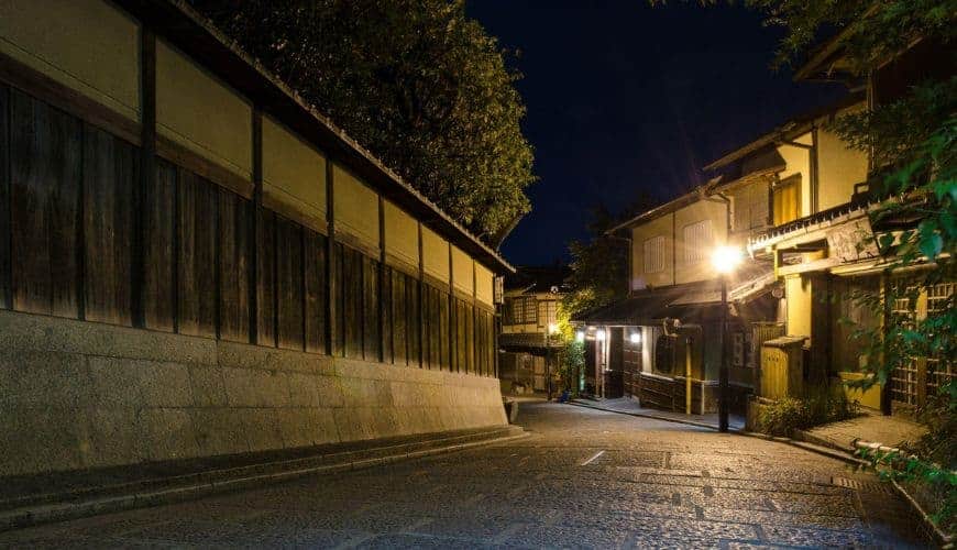 Visiting Japan in January offers a cool, dry, and sunny weather, with fewer crowds compared to other months. It’s a great time to explore various sites and attractions without the large influx of tourists.