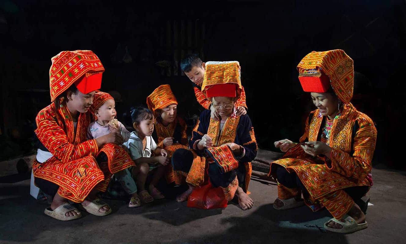 Classic Vietnam: Hanoi, Halong Bay, Hue & Hoi An Tour - Scene 15
