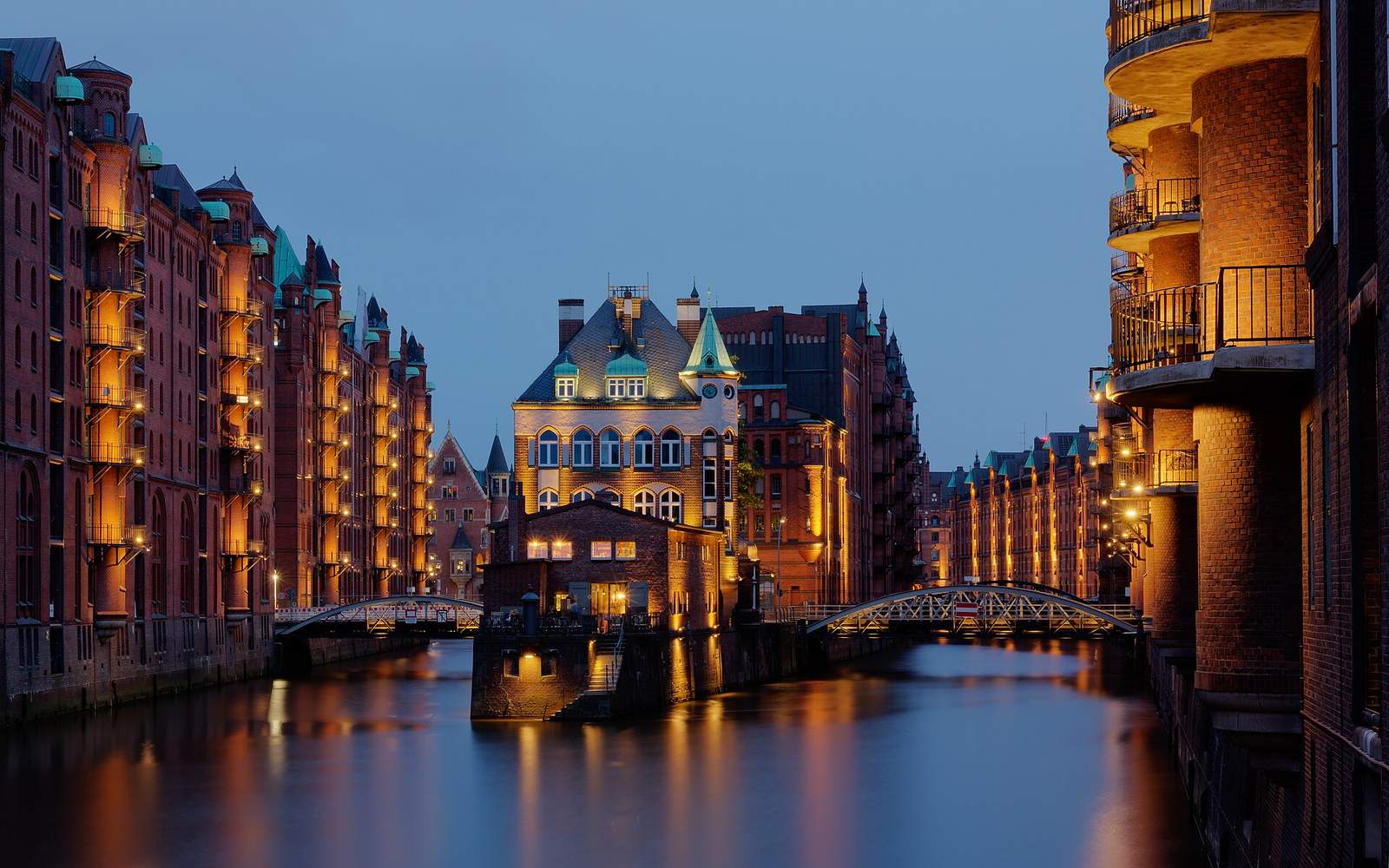 Experience Hamburg: Harbor, Speicherstadt and City Breaks